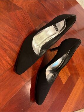 Stuart Weitzman Size 7 Black Classic 3” heels